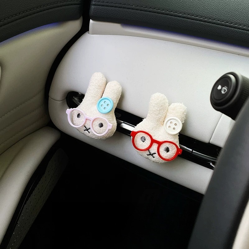Car Fragrance Diffuser - กระต่ายน่ารักใส่แว่นตา คลิปน้ำหอมติดช่องแอร์รถยนต์ เครื่องกระจายกลิ่นอโรมาเธอราพี น้ำหอมปรับอากาศในรถยนต์ ของตกแต่งช่องแอร์ ตกแต่งภายในรถยนต์